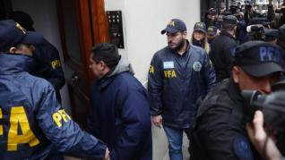 Policía llega al apartamento de Cristina Fernández para registro judicial
