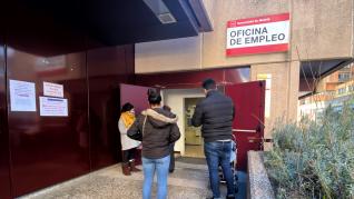Archivo - Varias personas frente a una oficina de empleo en Madrid
