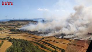 Vista aérea del incendio forestal que se ha declarado este lunes en Vallbona de les Monges, en Lleida.