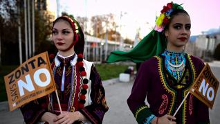 Con trajes típicos de Bulgaria