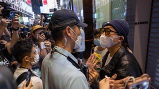 La policía controla unas protestas en Hong Kong.