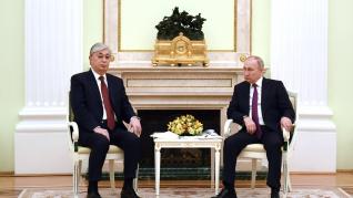 El presidente de Rusia, Vladímir Putin, en una reunión con su homólogo kazajo, Kassym-Jomart Tokayev.