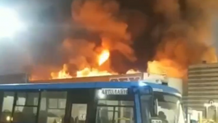 Incendio en un centro comercial a las afuera de Moscú.