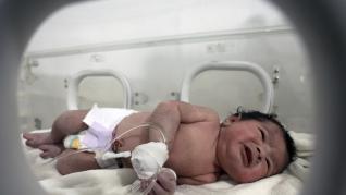 La bebé nacida entre los escombros del edificio derrumbado en Siria, ya en una incubadora de una maternidad de Alepo.