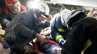 Así ha sido el momento en el que bomberos españoles rescatan a una joven turca tras 14 horas tratando de liberarla