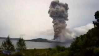 El volcán Anak Krakatau sigue en erupción y lanzando ceniza por segundo día consecutivo