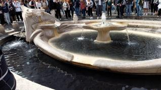 Fuente de la Plaza de España de Roma tintada por activistas del clima