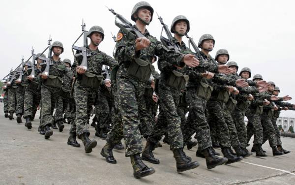 Soldados taiwaneses del 66º Cuerpo de Marina marchan durante una instrucción a las afueras de Taipei. Los soldados fueron desplazados recientemente a un suburbio de la con la misión de proteger a la capital en caso de crisis.