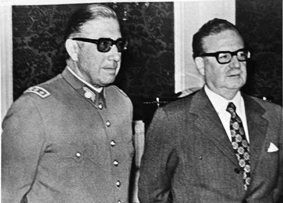 Nacido en Valparaíso (Chile) el 25 de noviembre de 1915, Pinochet ingresó a los 18 años en la Escuela Militar y en 1972 fue nombrado jefe interino del Ejército. Dieciocho días después de jurar lealtad al gobierno legítimo de Salvador Allende, encabezó el golpe de Estado e inauguró una dictadura de 17 años (1973-1990).