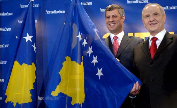 novo osamosvojitev.  Kosovski premier Hashim Thaci in kosovski predsednik Fatmir Sejdiu pozirata ob svoji novi zastavi na skupni tiskovni konferenci v Prištini na Kosovu.  Po sprejetju enostranske razglasitve neodvisnosti je kosovski parlament v nedeljo potrdil simbole nove države.  Državna zastava bo imela temno modro ozadje z zemljevidom Kosova v rumeni barvi, okoli katerega bo šest belih zvezd.  Podoben bo tudi državni grb, ki bo predstavljal zemljevid Kosova v zlati barvi pod modrim ozadjem in šestimi belimi zvezdami.
