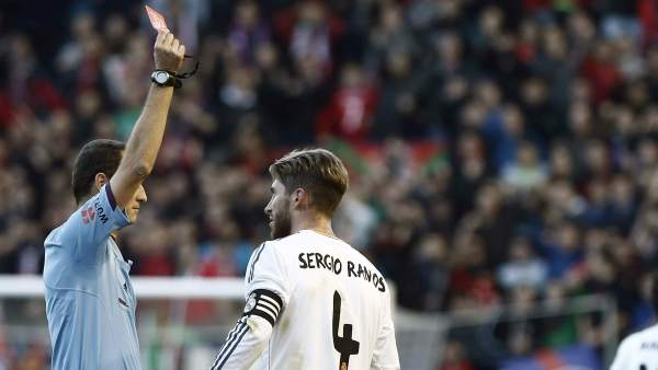 The referee Clos Gómez sends off Sergio Ramos in the Osasuna-Real Madrid match.