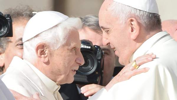 El papa Francisco (d) con el papa emérito Benedicto XVI (i).