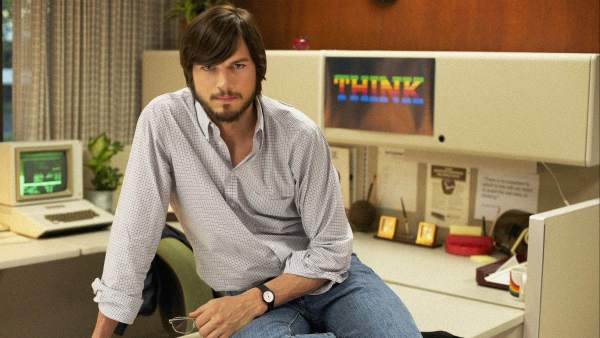 Ashton Kutcher caracterizado como Steve Jobs.