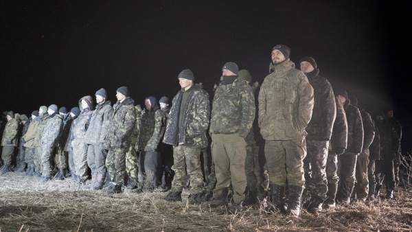 Soldados ucranianos durante el primer intercambio de prisioneros entre las fuerzas ucranianas y los separatistas rebeldes en la ciudad ucraniana de Frunze, cerca de Luhansk.