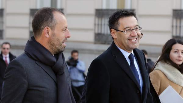The president of FC Barcelona, ​​Josep María Bartomeu, in the center of the photo, and his predecessor, Sandro Rosell (left), upon their arrival at the National Court.