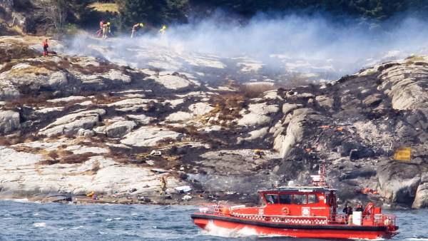 Miembros de los servicios de rescate trabajan en el lugar de un accidente de helicóptero cerca de la ciudad de Bergen (Noruega).