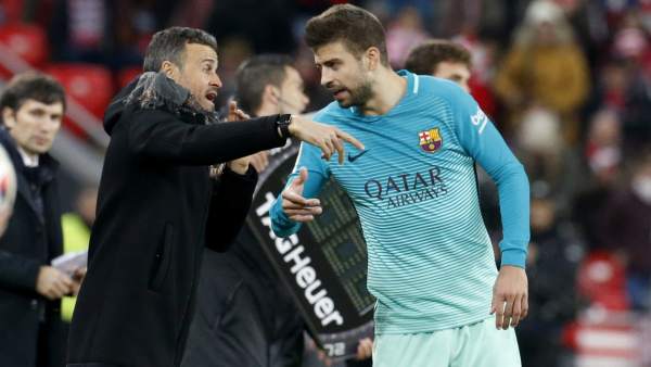 The FC Barcelona defender, Gerard Piqué (d), receives instructions from the Barcelona team coach, Luis Enrique, during the match corresponding to the first leg of the Copa del Rey round of 16, which they played this Thursday against Athletic de Bilbao in the San Mamés stadium, in the capital of Vica.