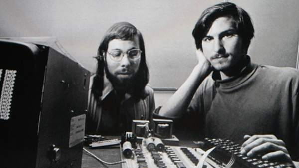 Steve Wozniak y Steve Jobs en los inicios de Apple.