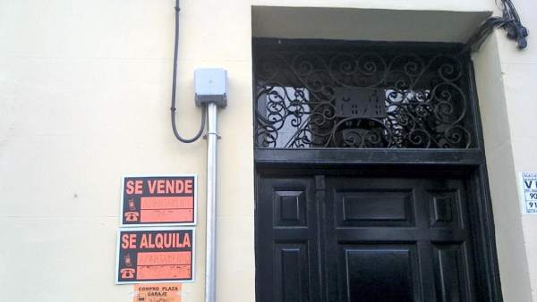 On the facade of a house, the sign of an apartment for sale or for rent.