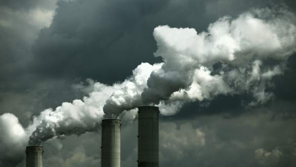 Emisiones de gases de una fábrica a la atmósfera.