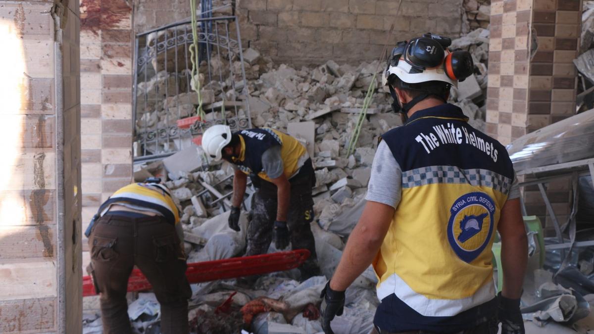 Labores de rescate tras el bombardeo en Idlib.