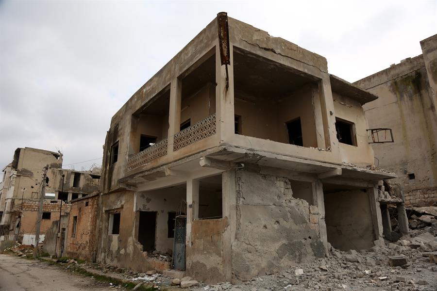 Edificios destruidos por bombardeos en la ciudad de Saraqib, en Idlib, Siria.