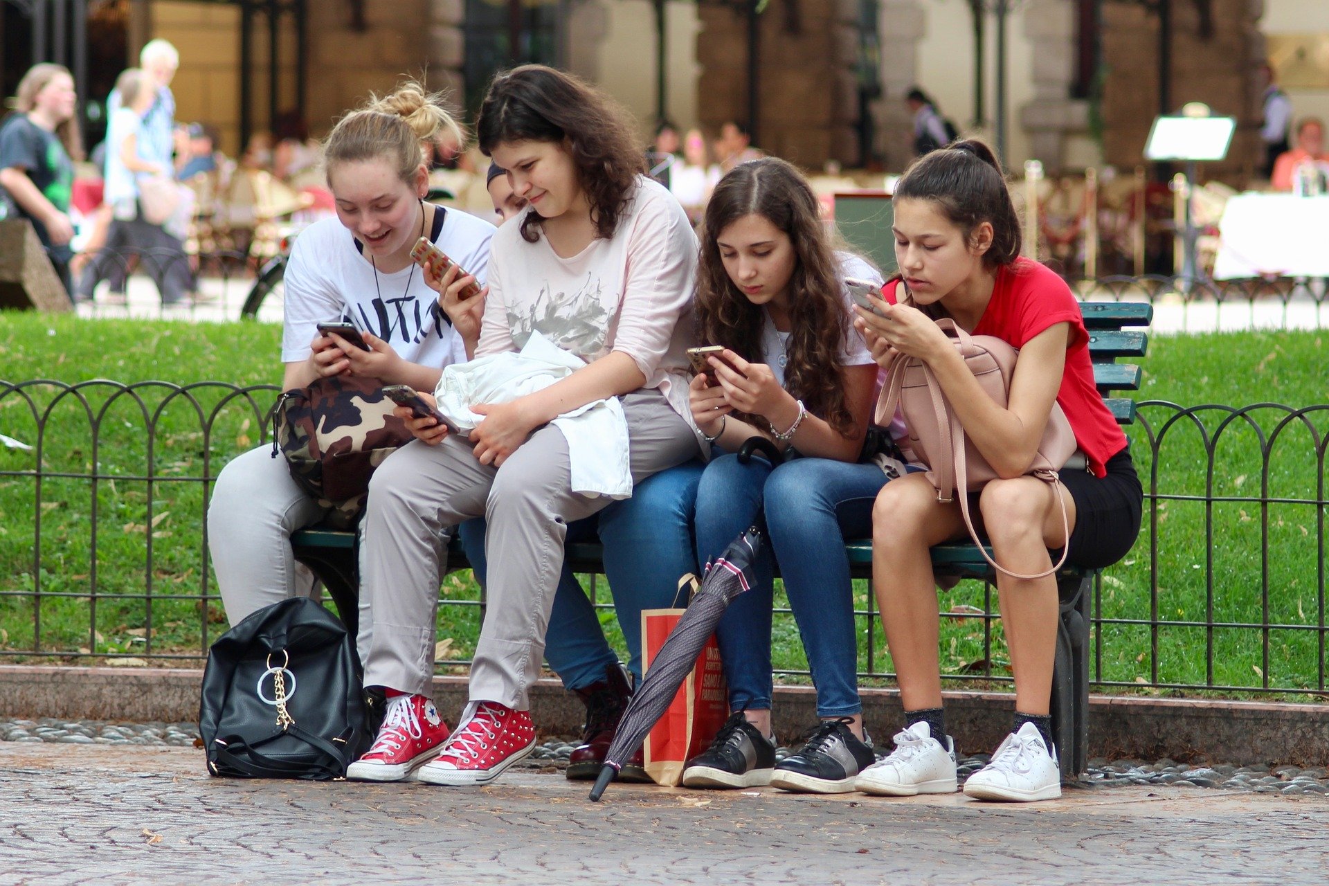 A maioria dos adolescentes faz uso muito intenso do celular.