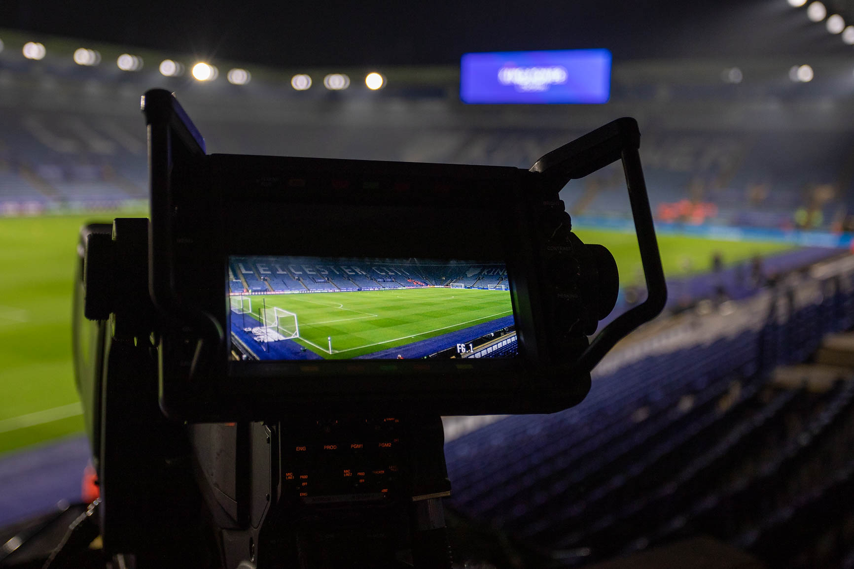 Cámara de televisión enfocada en un campo de fútbol
