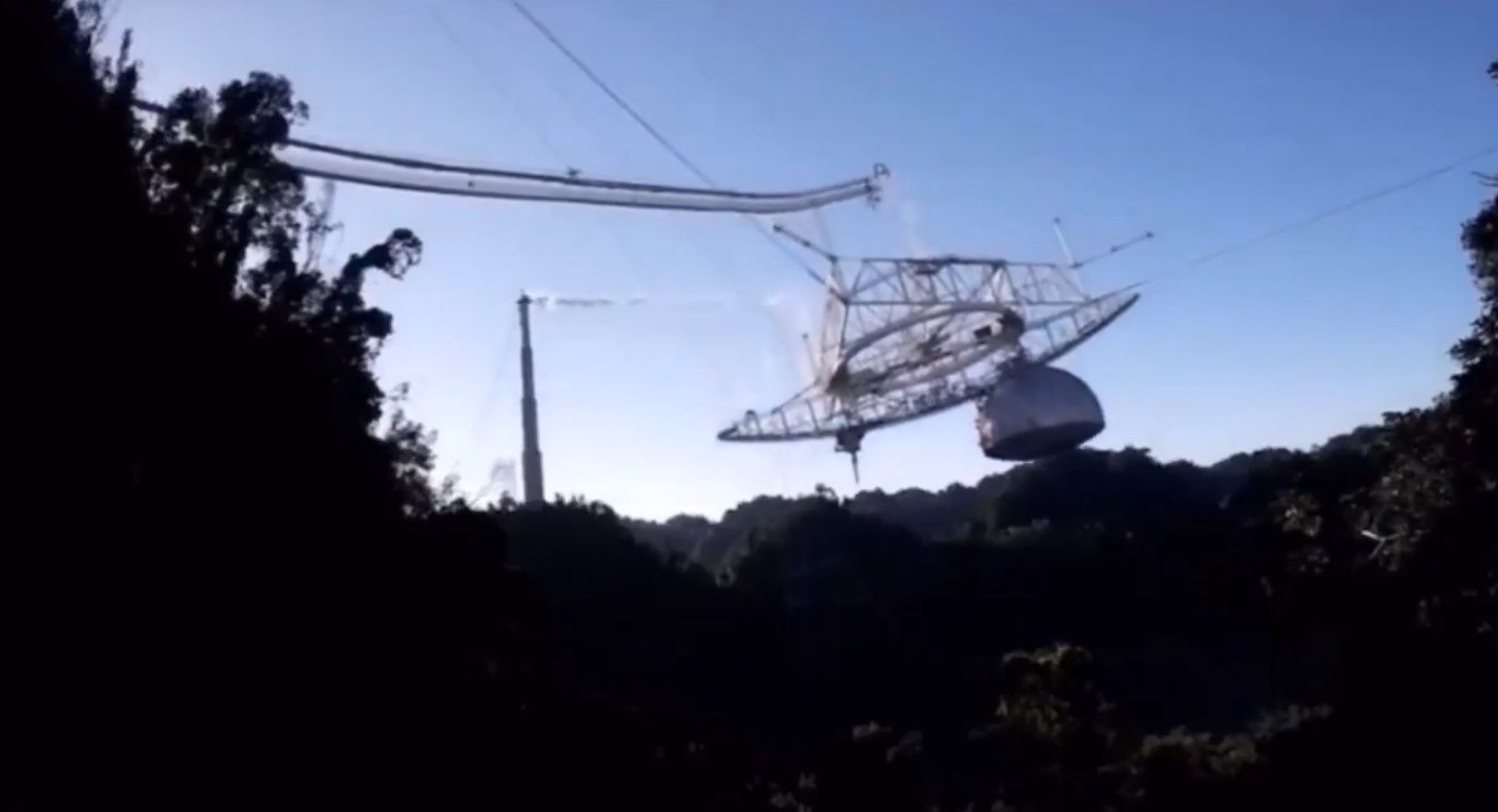 The international organization NSF has released a video of the exact moment in which the Arecibo radio telescope platform collapses.  The structure, which had already suffered structural damage since August, collapsed when the last cable supporting the structure broke on 1 December.
