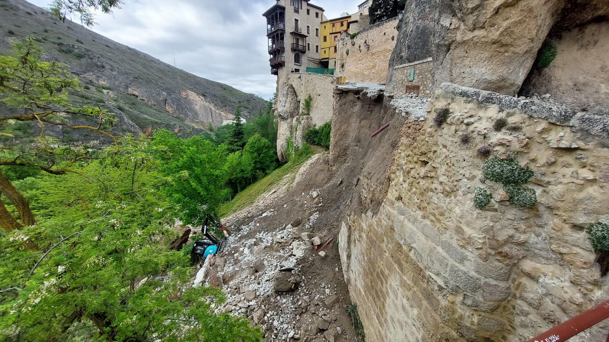 Vídeo: Se derrumba el principal acceso peatonal a las Colgadas de Cuenca arrastrando rocas y tejas por la ladera