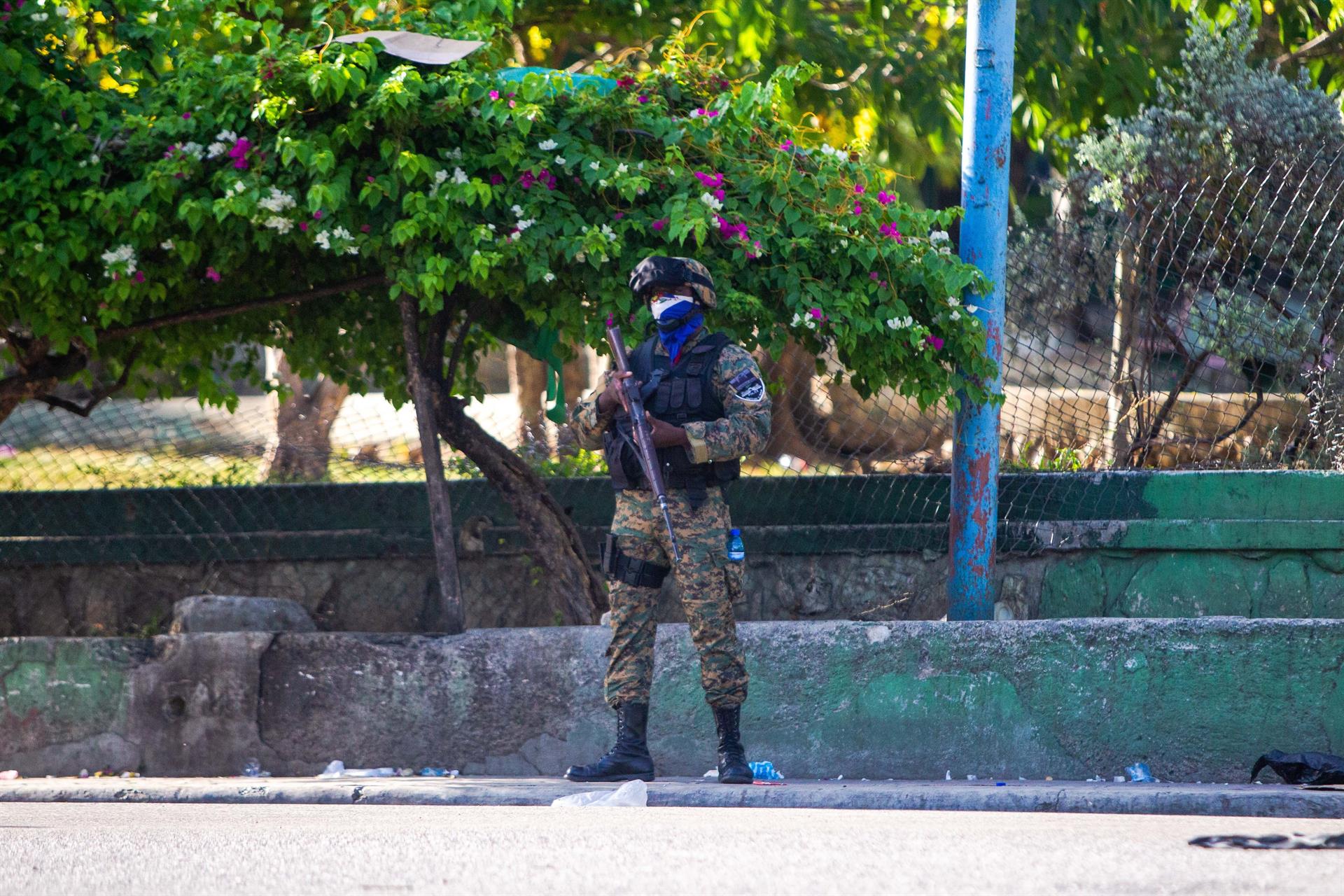 Un agente monta guardia junto a la casa del presidente de Haití, Jovenel Moise, en Puerto Príncipe, tras el asesinato del mandatario.