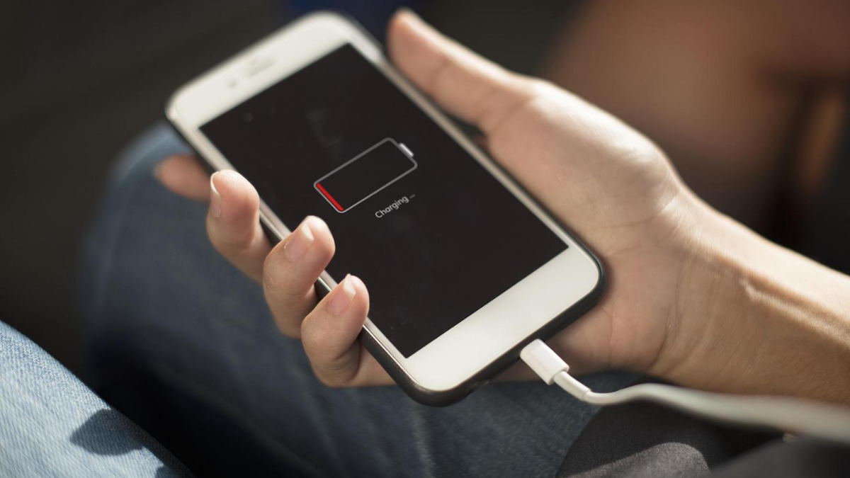 It is better not to let the mobile battery fully discharge or charge to extend the life of the device.