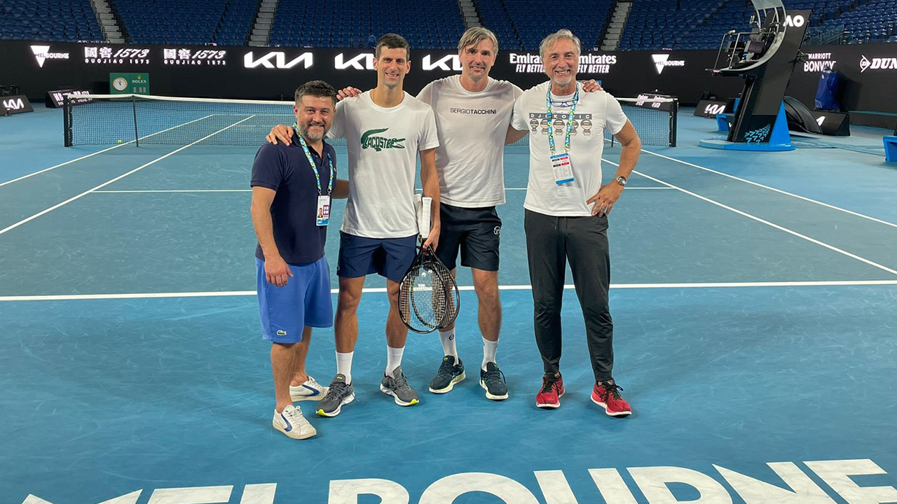 Djokovic y sus entrenadores, en la pista central de Melbourne