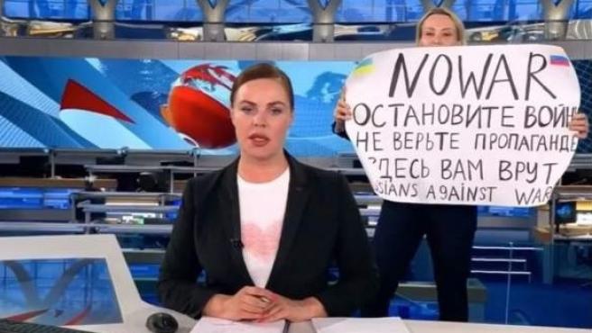 La periodista Marina Ovsyánnikova, empleada del Canal Uno de la televisión rusa, protesta contra la guerra en Ucrania con una pancarta durante una emisión en directo.