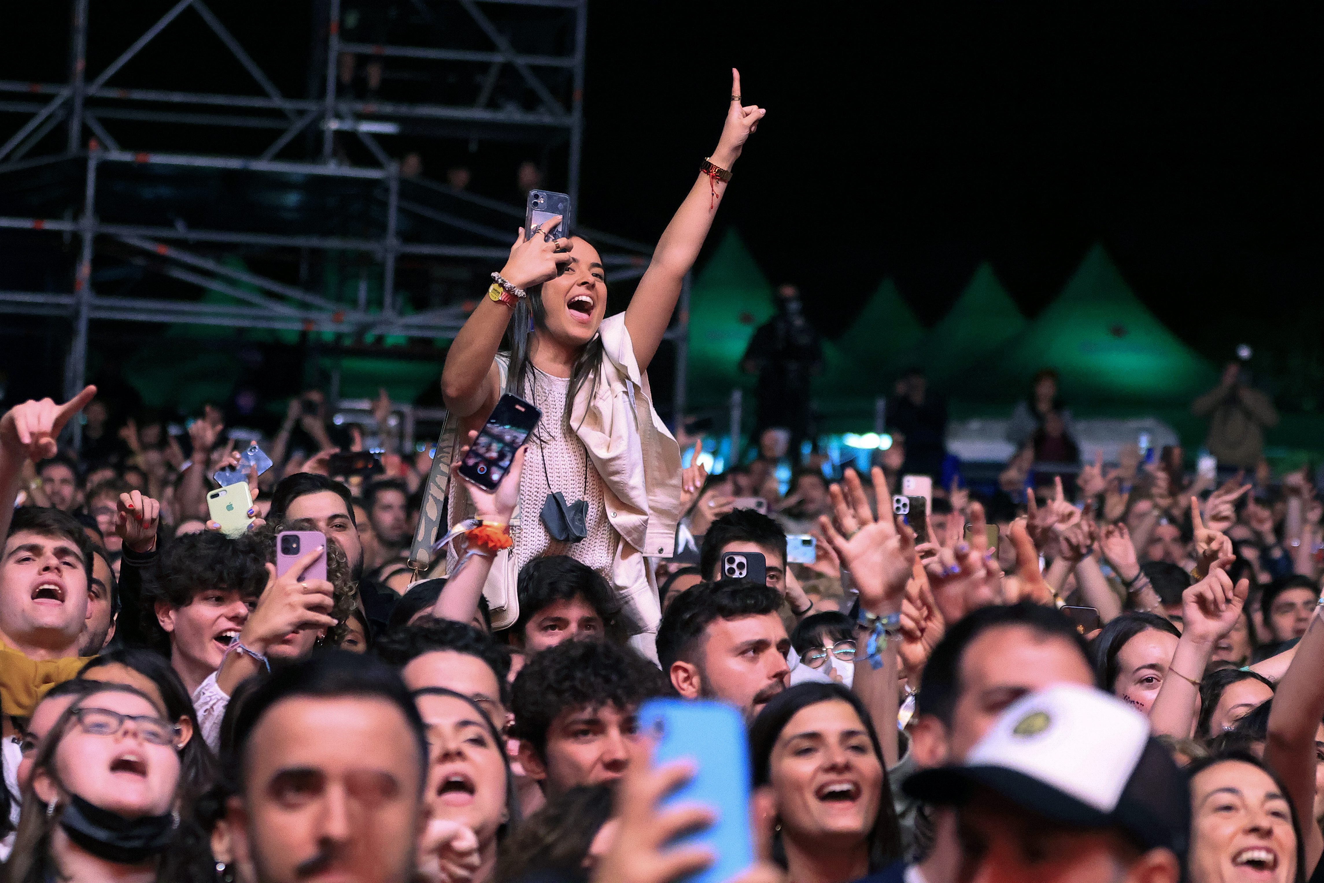 El público anima durante el concierto de Dani Martín en la última jornada del Festival SanSan.