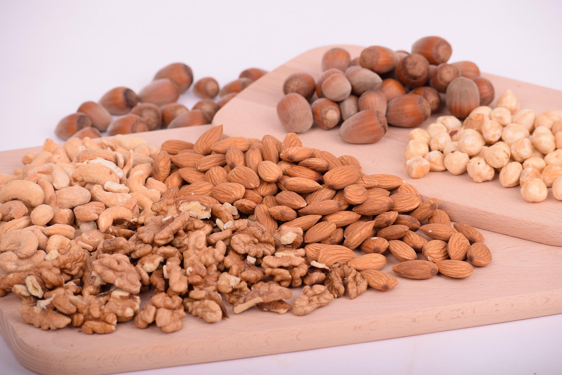 Pistachios, walnuts or almonds are a good option at any time of the day and also at night.  They have few calories and contribute to a restful sleep, although they cannot be abused or they will make you thirsty at night.