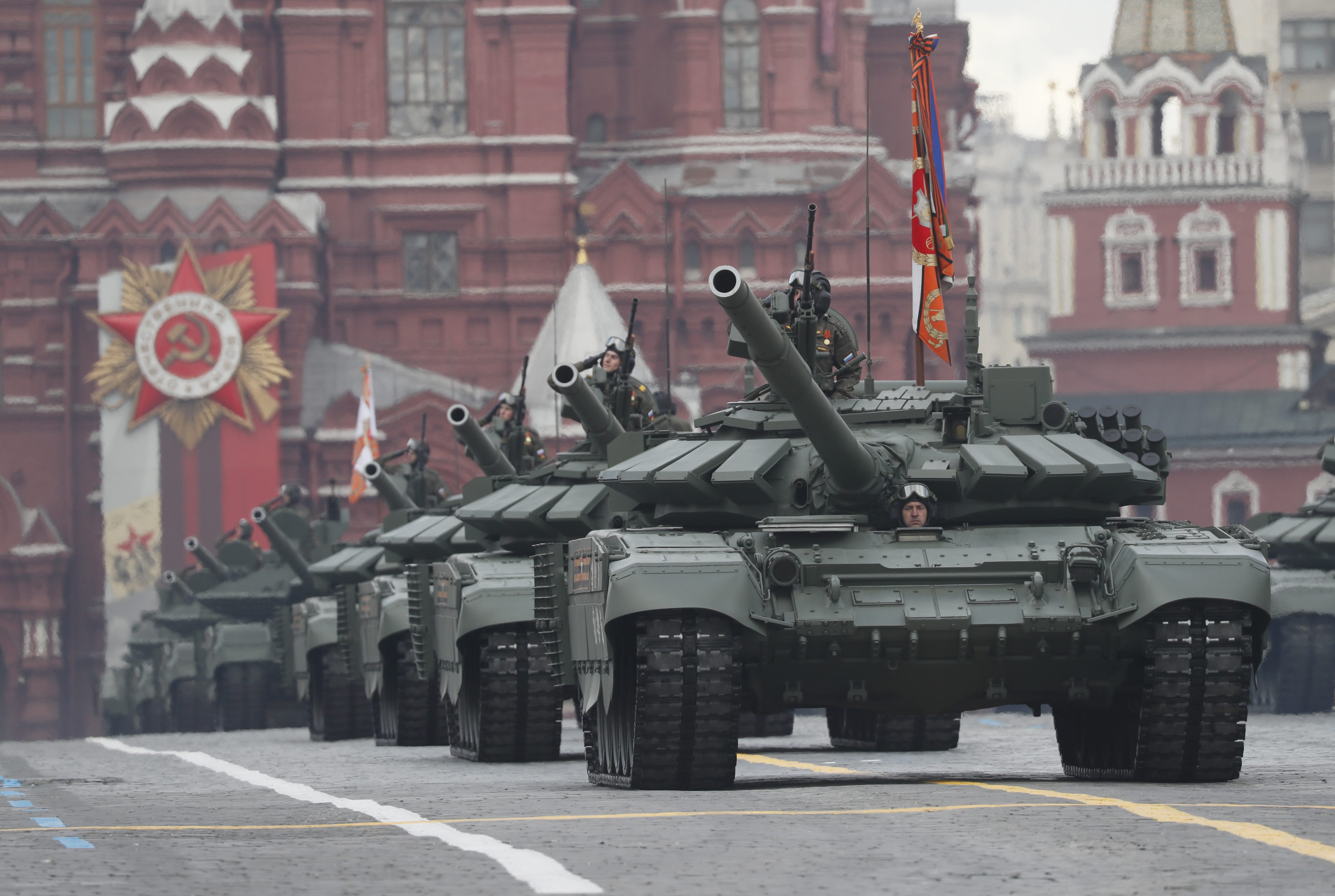 Rosyjskie czołgi T-72B3M przetaczają się przez Plac Czerwony podczas parady wojskowej z okazji Dnia Zwycięstwa w Moskwie.