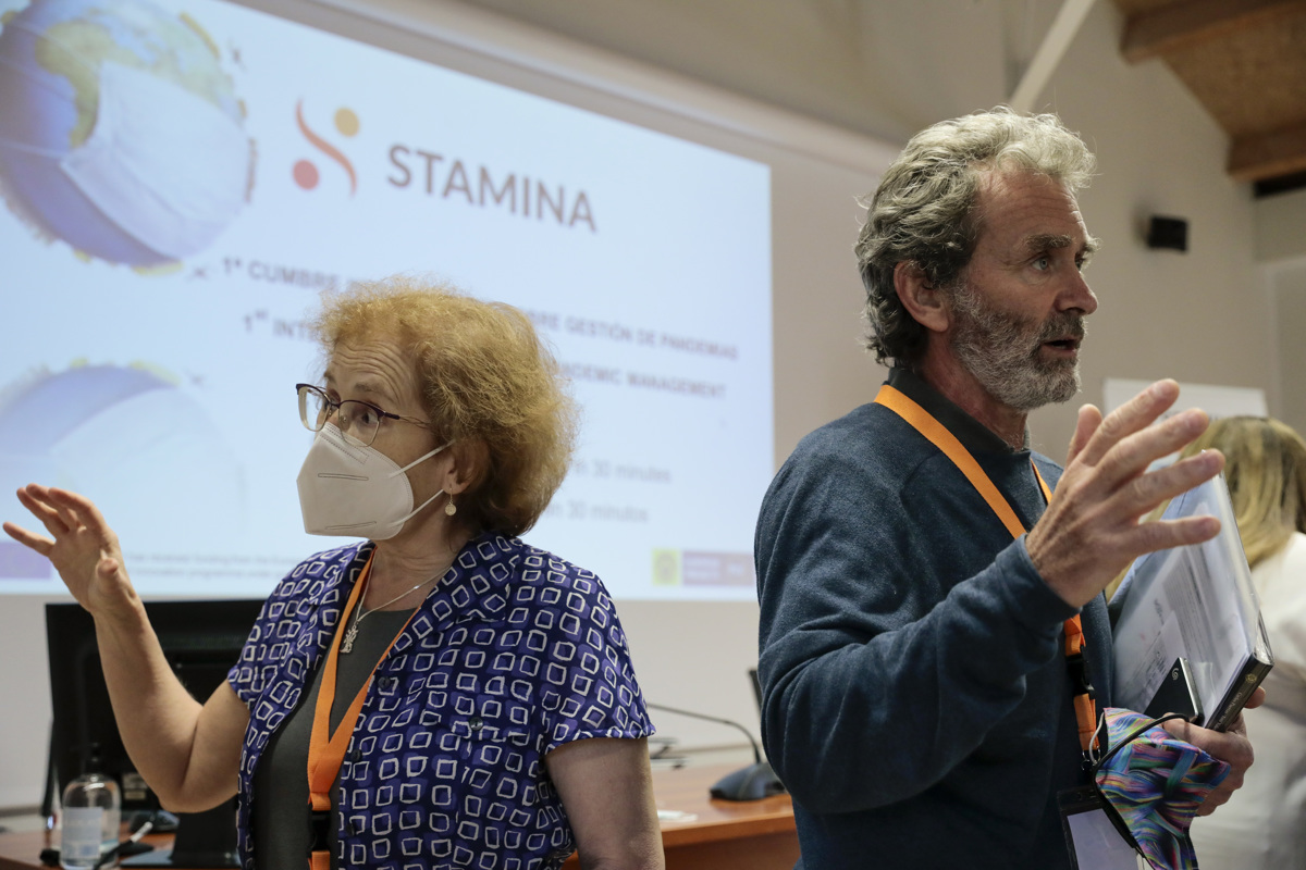 CSIC researcher Margarita del Val and the director of the Center for the Coordination of Health Alerts and Emergencies of the Ministry of Health, Fernando Simón, at the first International Summit on Pandemic Management.