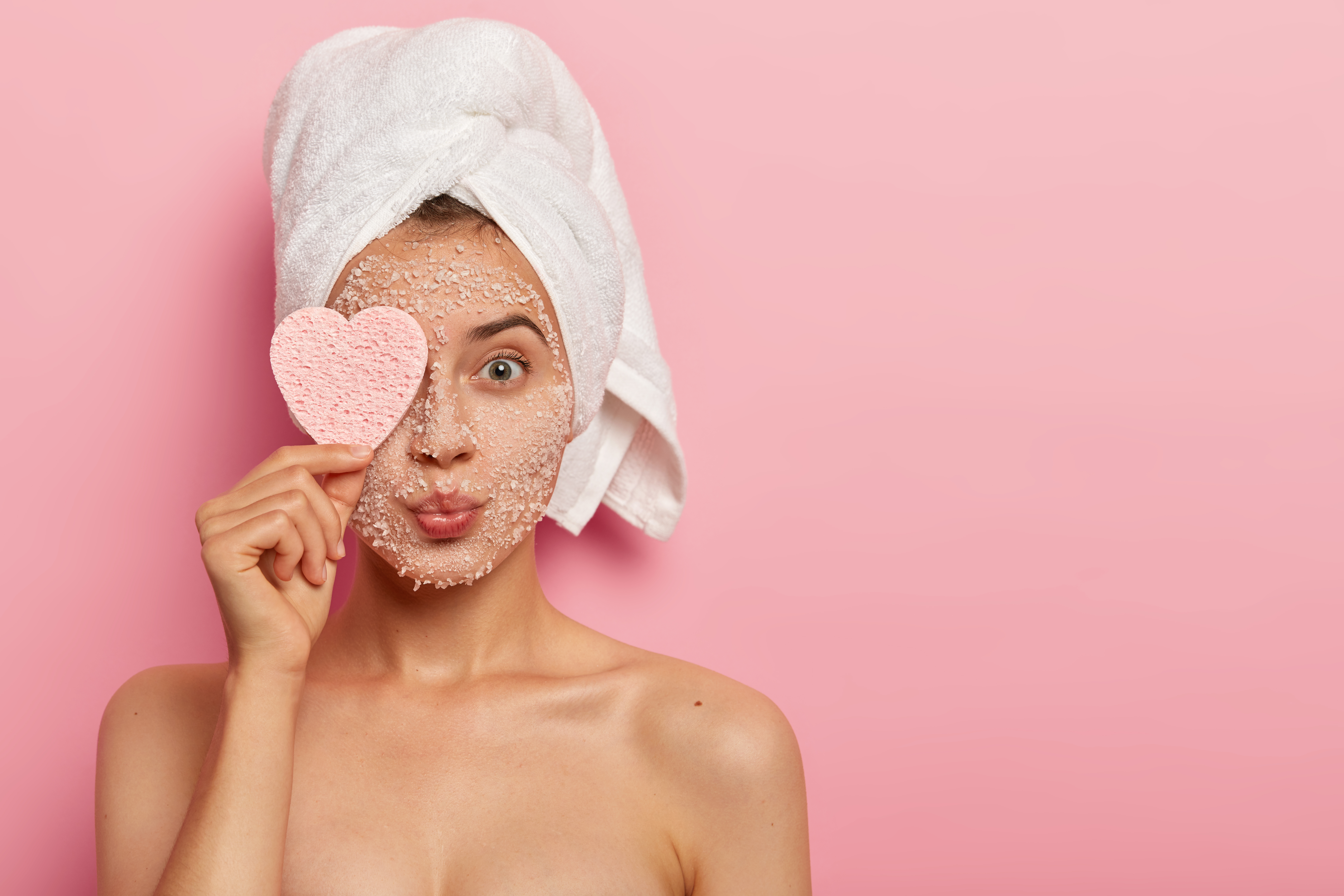 Exfoliation is essential to achieve a skin free of impurities.