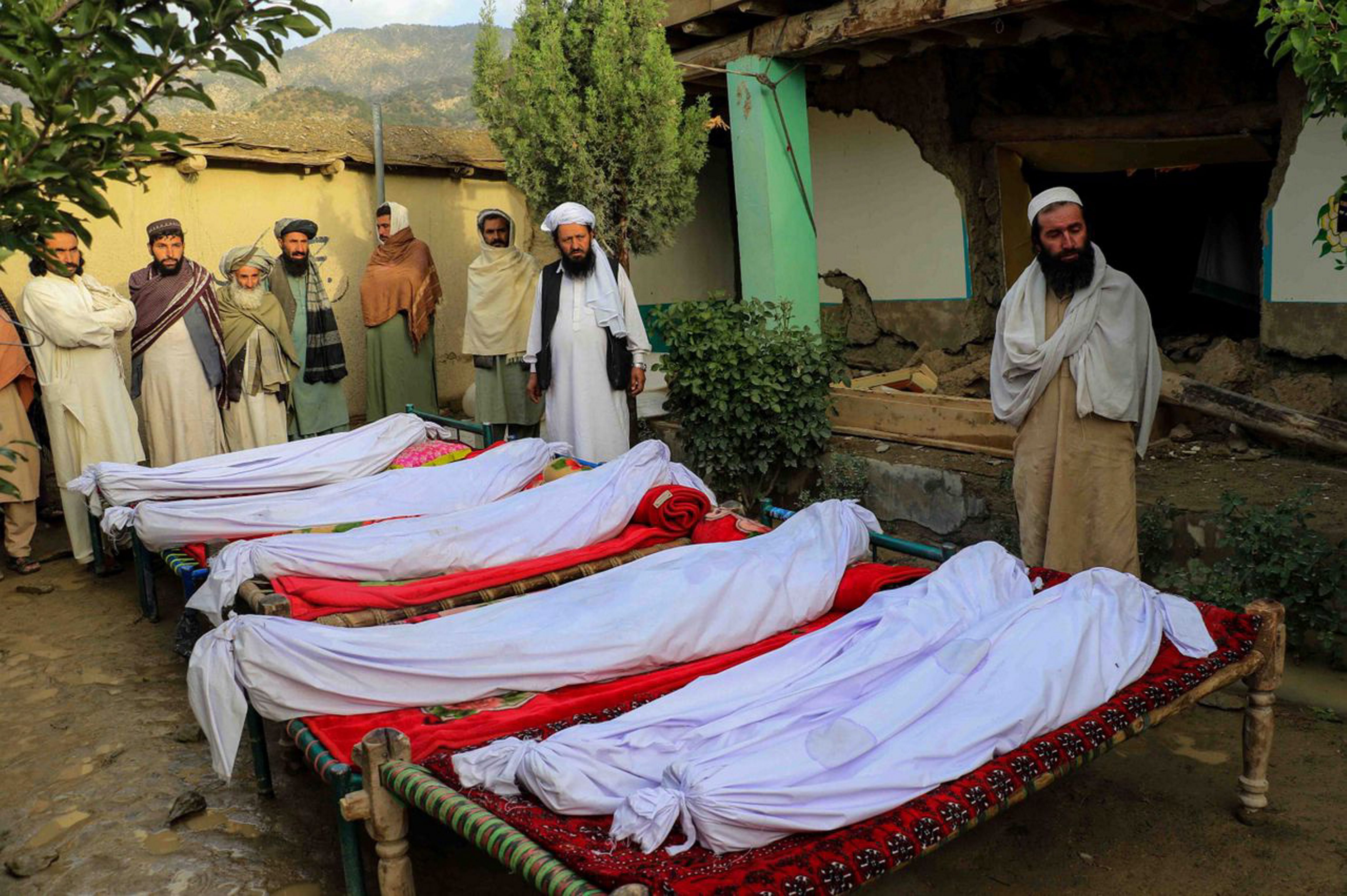 Več ljudi na improviziranem pogrebu žrtev hudega potresa v Afganistanu 22. junija 2022.