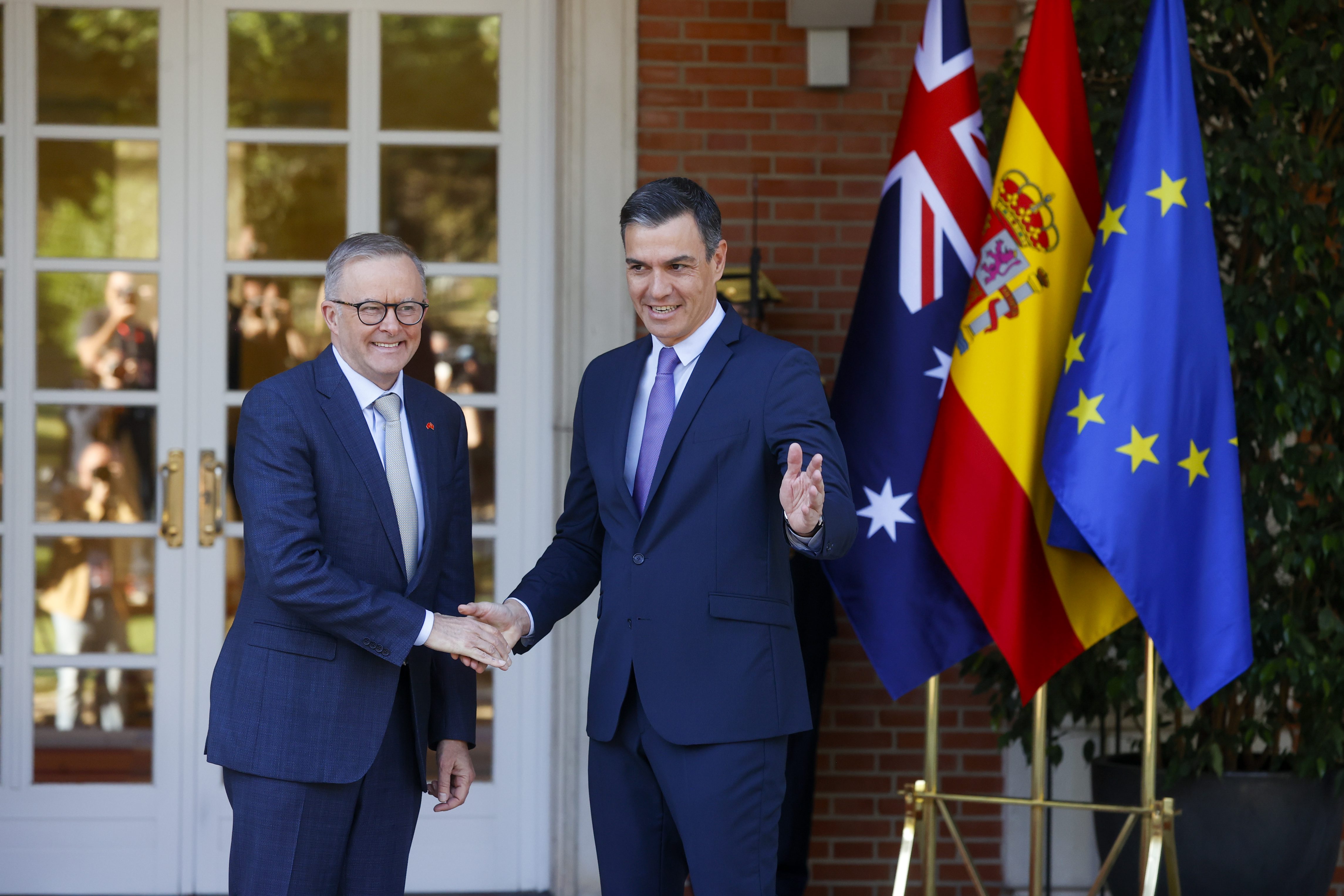 นายกรัฐมนตรีเปโดร ซานเชซ (ขวา) ต้อนรับนายกรัฐมนตรีออสเตรเลีย แอนโธนี อัลบานีส (ซ้าย) ในวันจันทร์ที่ Palacio de la Moncloa ซึ่งเป็นส่วนหนึ่งของการประชุมสุดยอดนาโต้