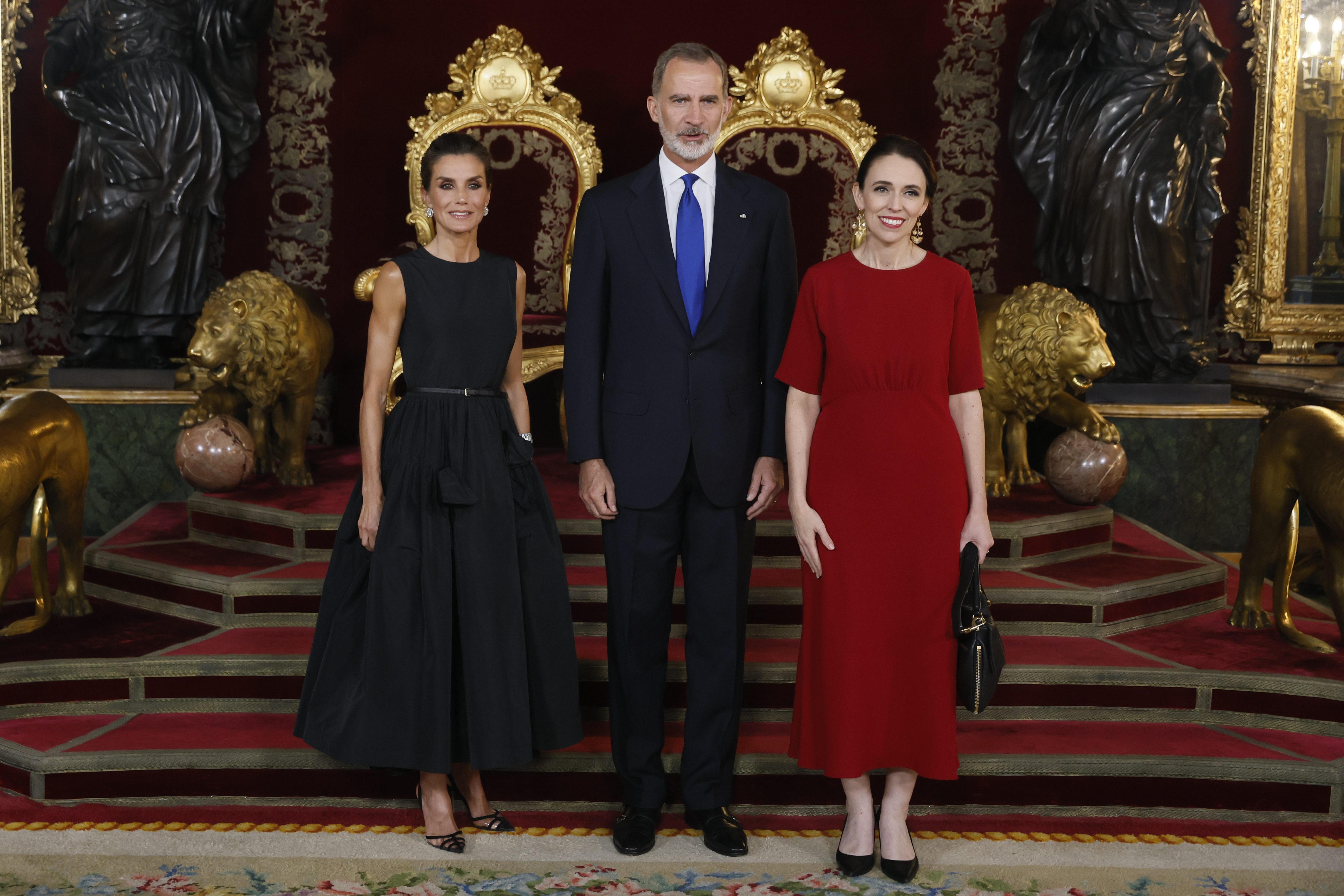 Španskega kralja in kraljico spremlja premierka Nove Zelandije Jacinda Ardern.
