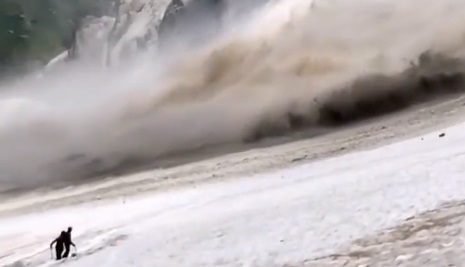 La avalancha provocada por un desprendimiento parcial de glaciar en los Alpes italianos.