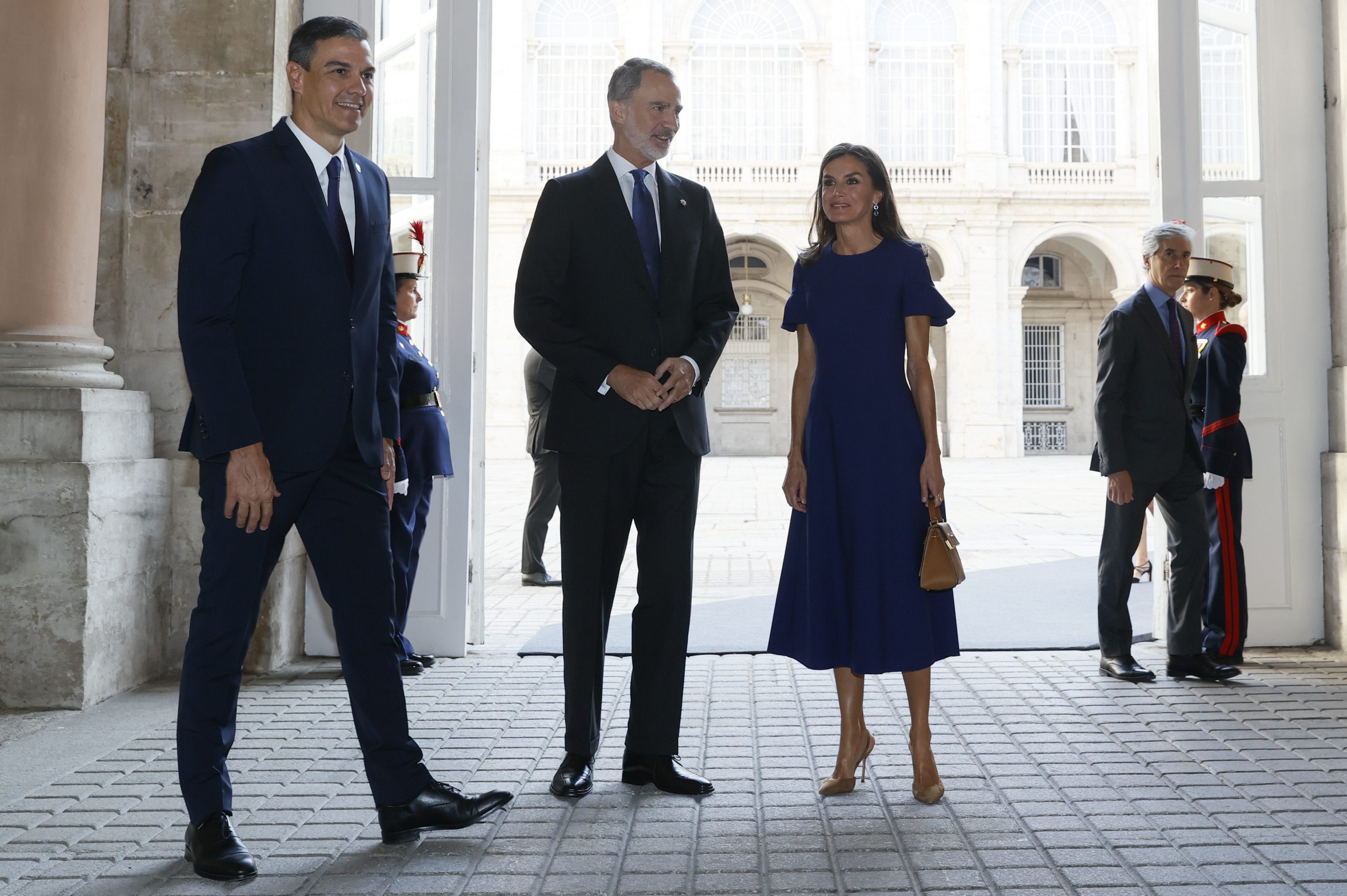 Kralja Felipeja VI. in kralja Letizio sprejme premier Pedro Sánchez ob prihodu na tretji državni poklon žrtvam covida-19 v kraljevi palači v Madridu.