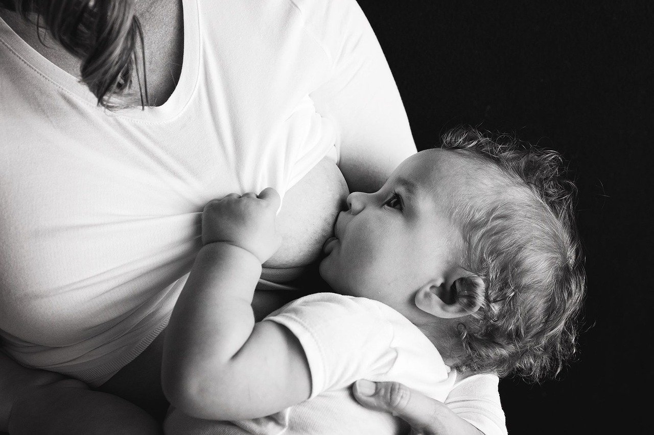 Amamantar a los bebés con frecuencia evitará la aparición de mastitis.