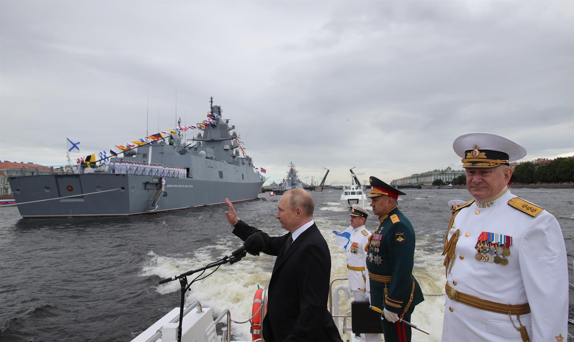 Ruski predsednik Vladimir Putin med glavno pomorsko parado ob dnevu ruske mornarice.