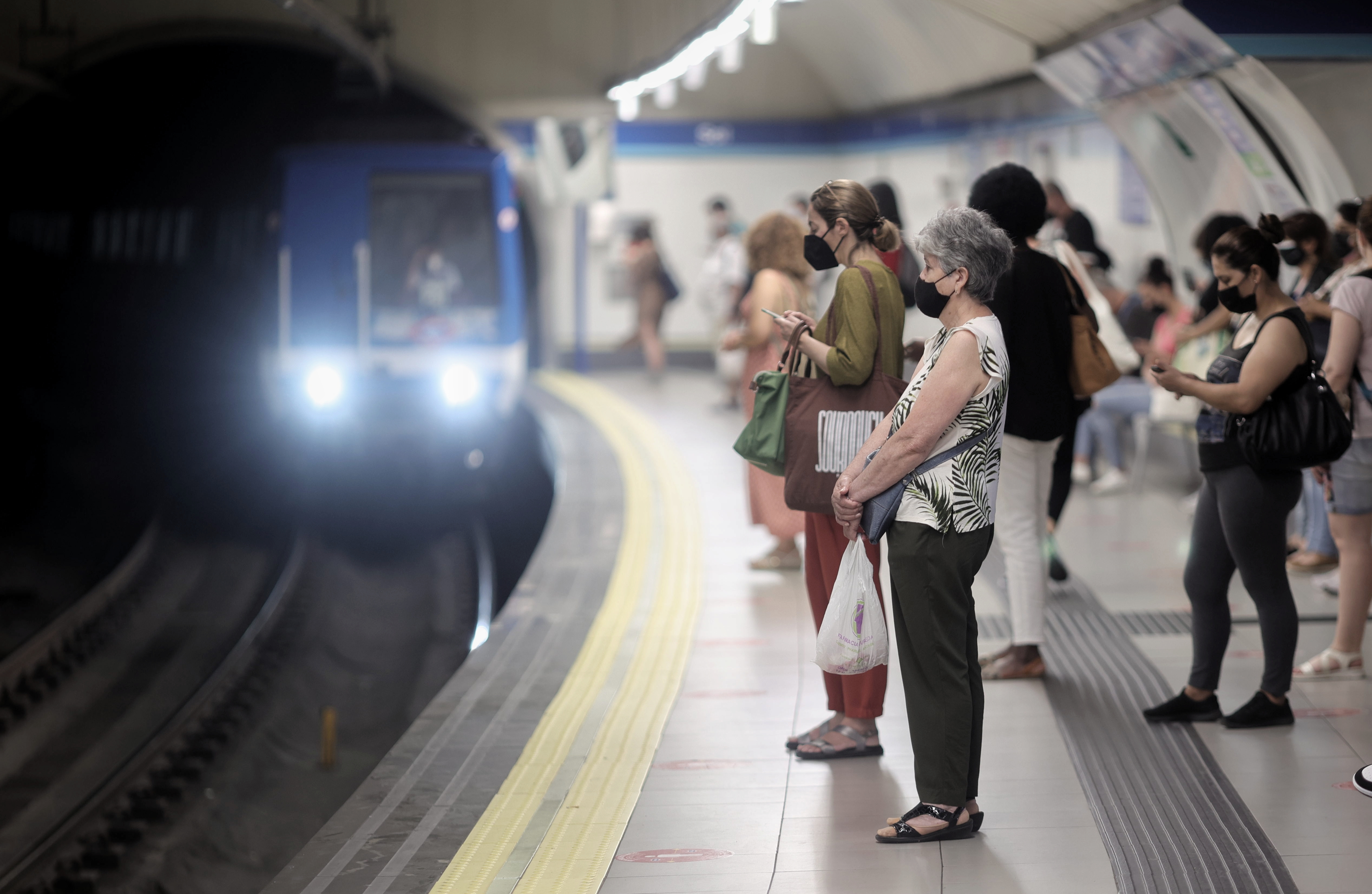 ผู้คนจำนวนมากบนชานชาลาของสถานีรถไฟใต้ดิน Sol เมื่อวันที่ 14 มิถุนายน 2021 ในกรุงมาดริด ประเทศสเปน  CCOO, UGT และ USO เรียกร้องให้มีการนัดหยุดงานสำหรับคนงานเจ็ดคนที่เสียชีวิตจากการจัดการหรือการสัมผัสแร่ใยหินระหว่างชีวิตการทำงานในเขตชานเมืองและสำหรับ 12 คนที่ได้รับการยอมรับว่าเป็นโรคจากการทำงาน  อย่างไรก็ตาม การนัดหยุดงานถูกยกเลิก สิ่งที่ทำคือการชุมนุมจำนวนมากนอกสถานีรถไฟใต้ดิน  14 มิถุนายน 2564;  รถไฟใต้ดิน;  โรค;  สุขภาพ;  DEATH Eduardo Parra / Europa Press (ภาพถ่าย) 14.06.2021