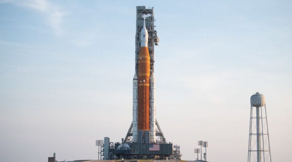 El cohete SLS (con la nave espacial Orion adentro) llegó ayer a la plataforma de lanzamiento espacial de Florida.