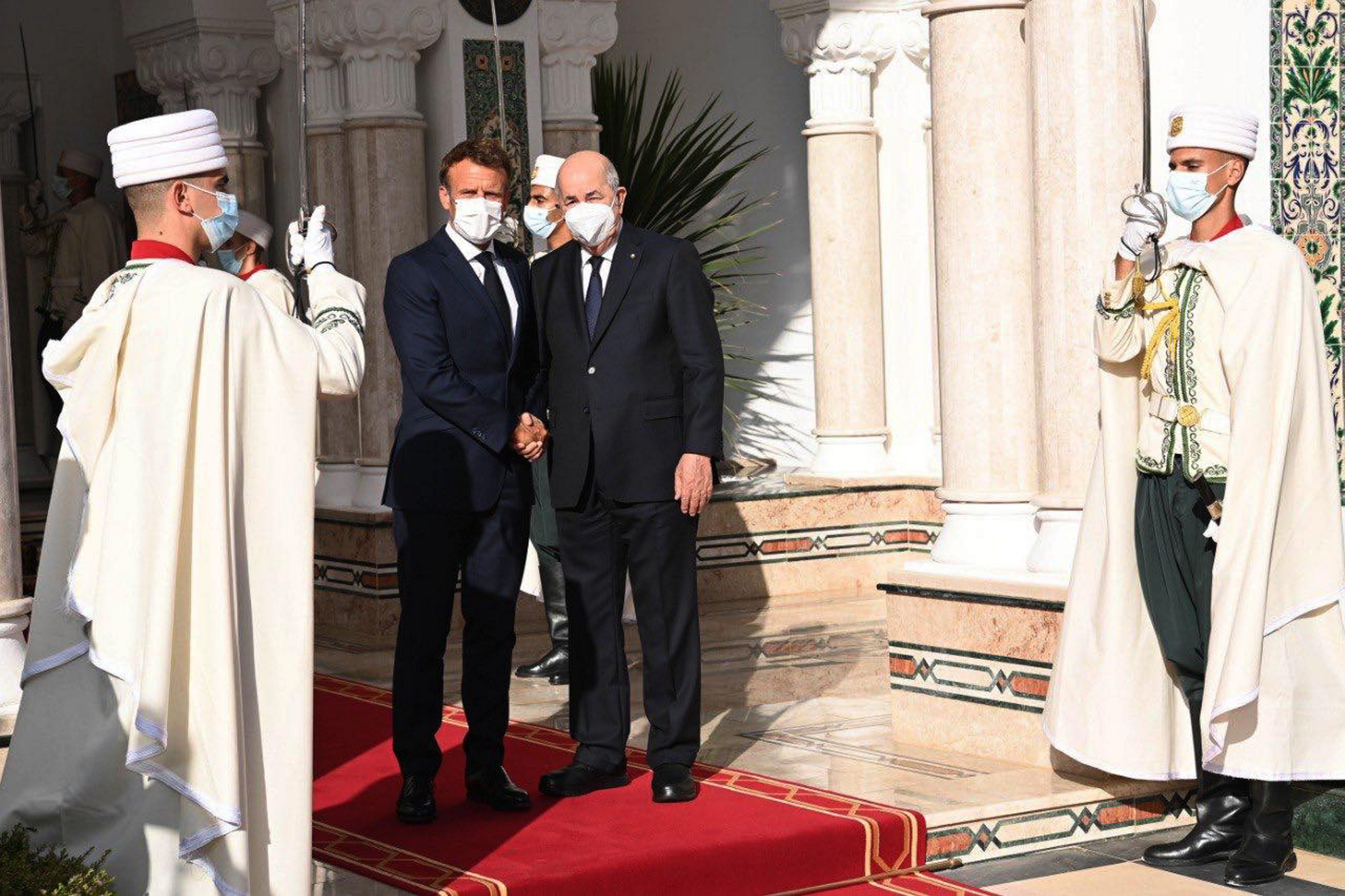 Alžirski predsednik Abdelmadjid Tebboune sprejme Emmanuela Macrona v alžirski predsedniški palači.