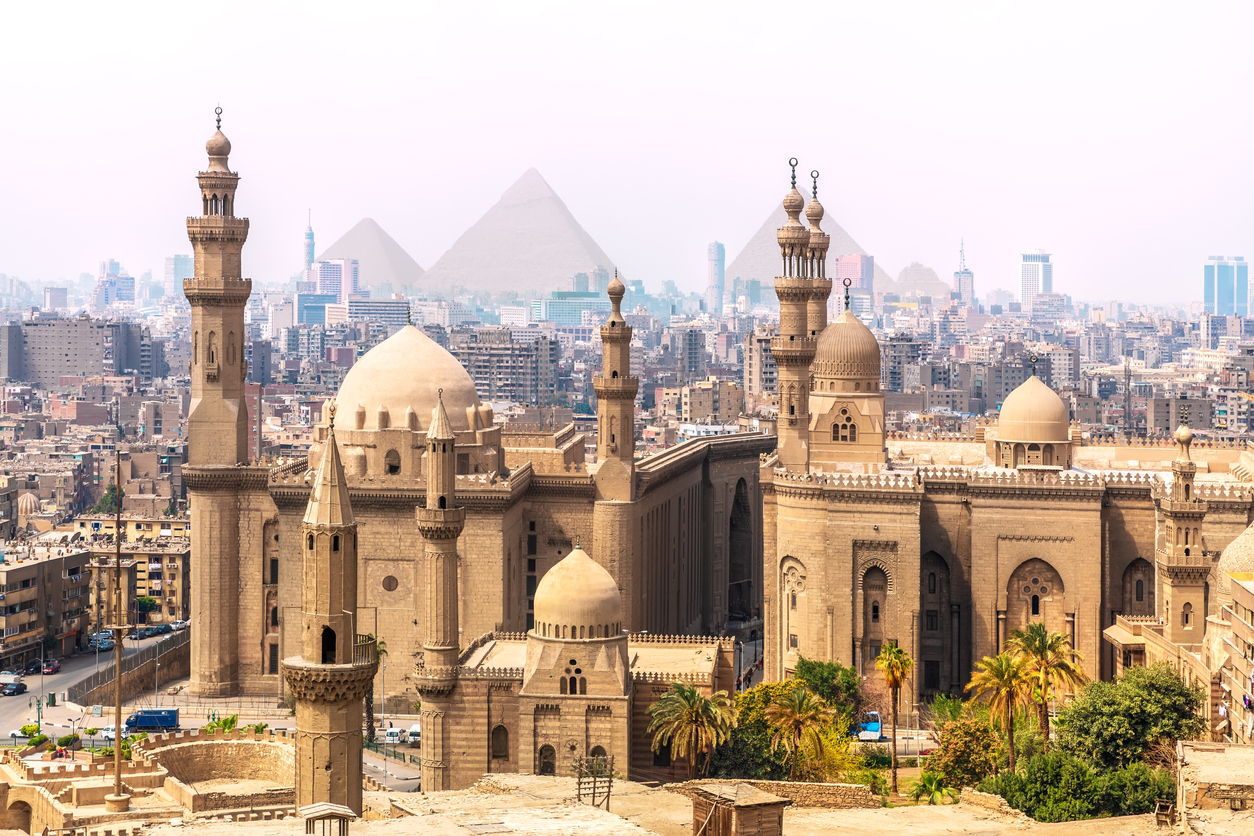 La Mosque-Madrassa del sultán Hassan y las pirámides en el fondo, El Cairo, Egipto